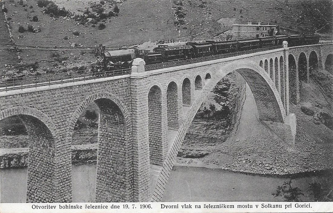 Otvoritev bohinske železnice dne 19. 7. 1906. Dvorni vlak na železniškem mostu v Solkanu pri Gorici.