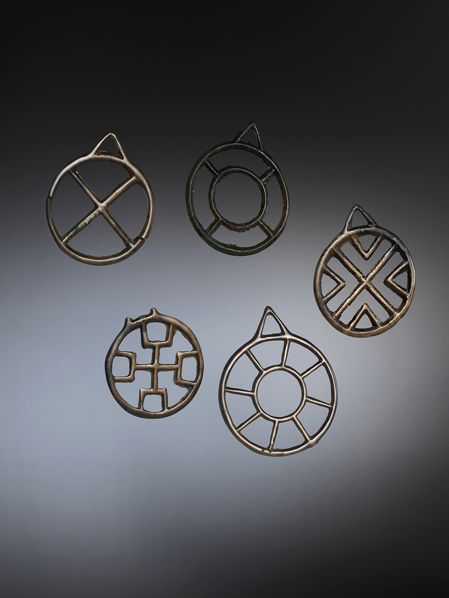 Obeski v obliki sončnih koles (foto: Tomaž Lauko, © Narodni muzej Slovenije