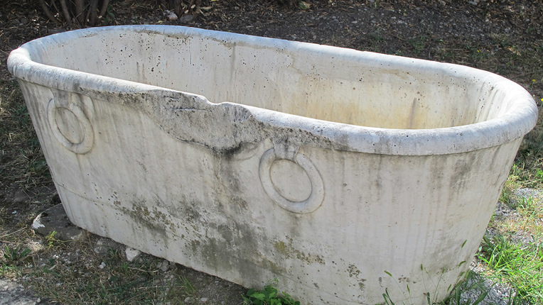 Kopalna kad iz kararskega marmorja